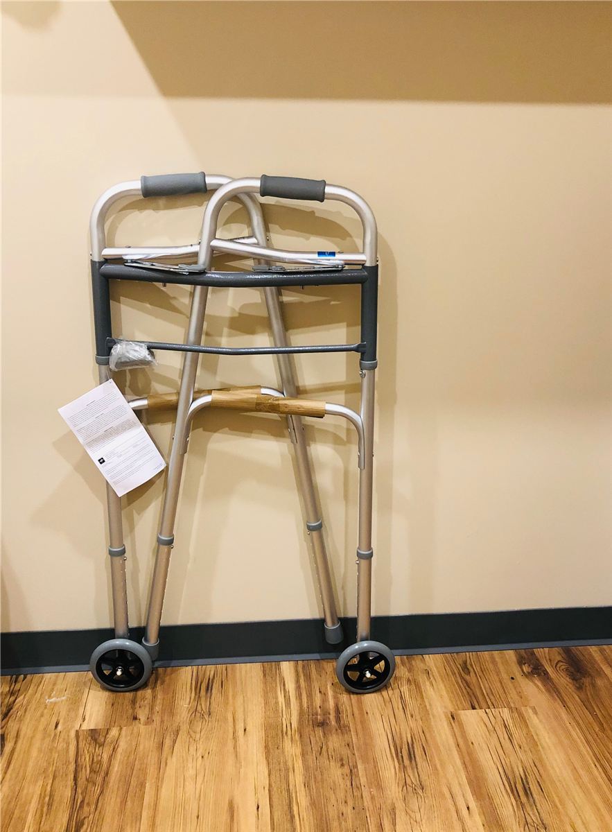 Déambulateur pliable a deux boutons en aluminium avec roues 12.7 cm avant et poignées rembourrées