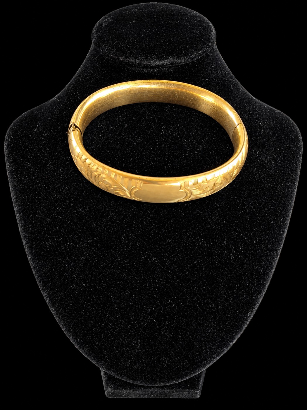 Bracelet jonc « Feuillage gravé » — doré, charnière et fermoir dissimulé