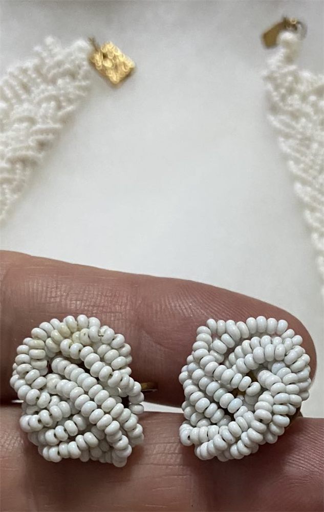Collier « Écume » — perles blanches & boucles nœud