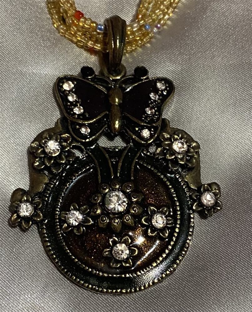 Collier « Papillon de bronze » — médaillon sur perles ambrées