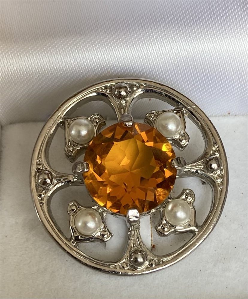 Broche « Topaze » — cabochon ambré & perles