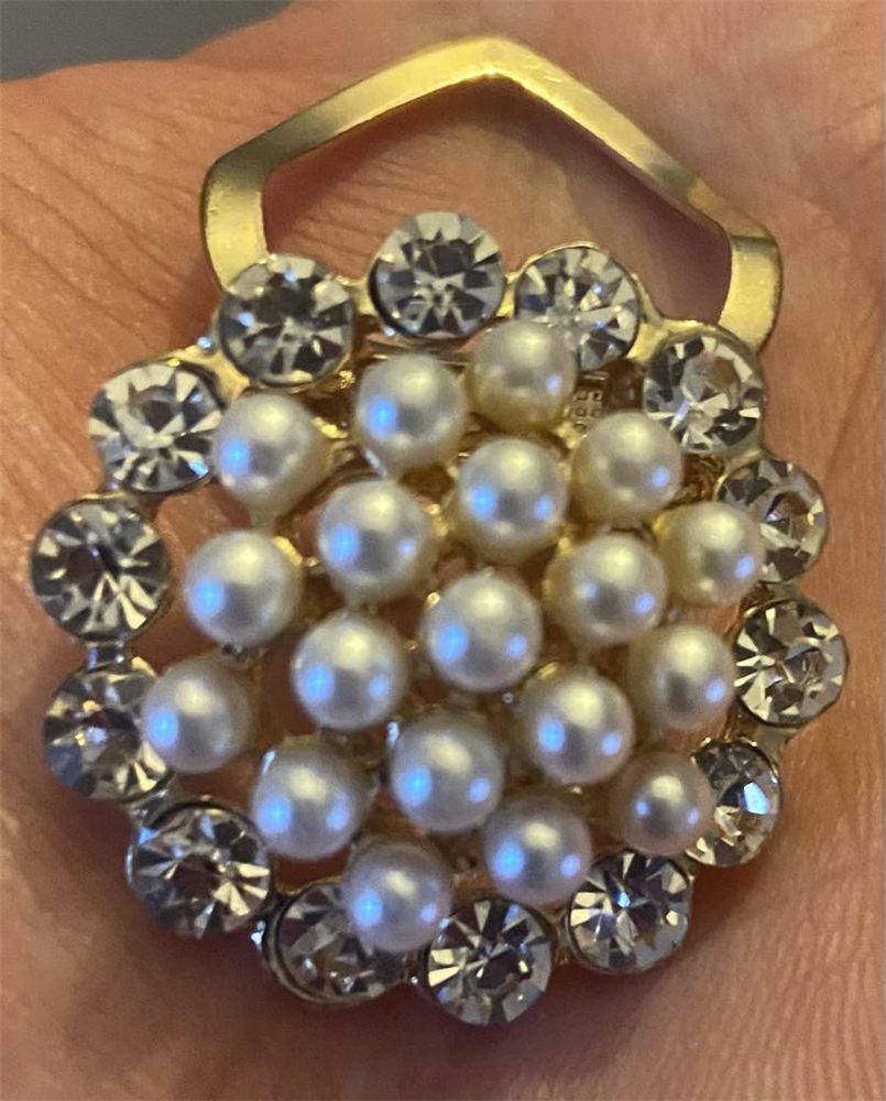Broche « Grappe de perles » — & strass