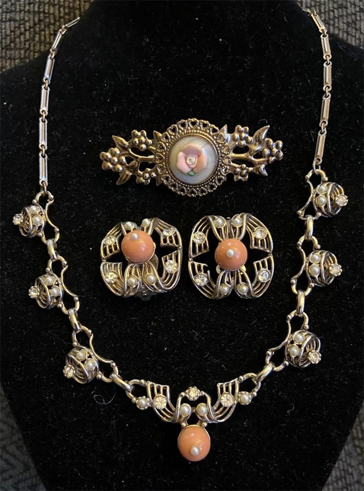 Parure « Nuit corail » — émail noir & cabochons corail