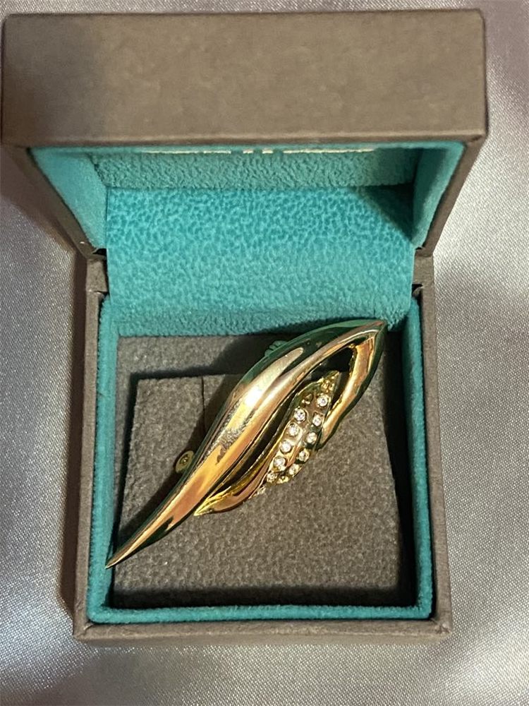 Broche « Feuille émeraude » — émail vert & or