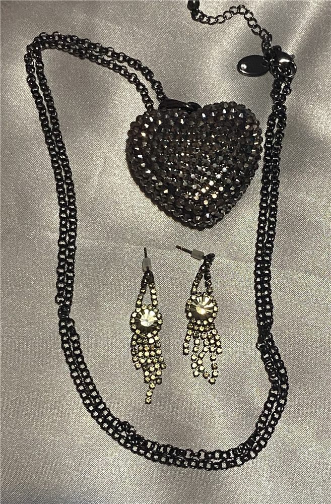 Parure « Cœur de jais » — pavé noir, collier & boucles