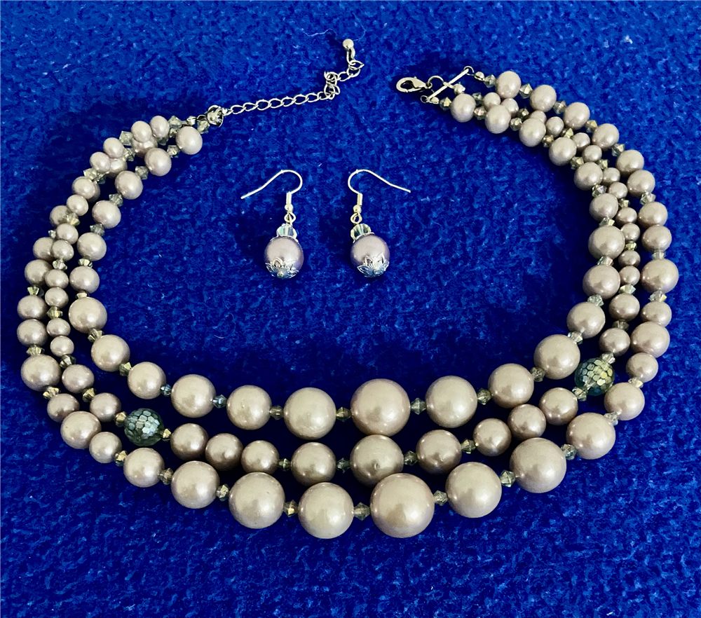 Parure « Trois rangs de perles » — collier & boucles