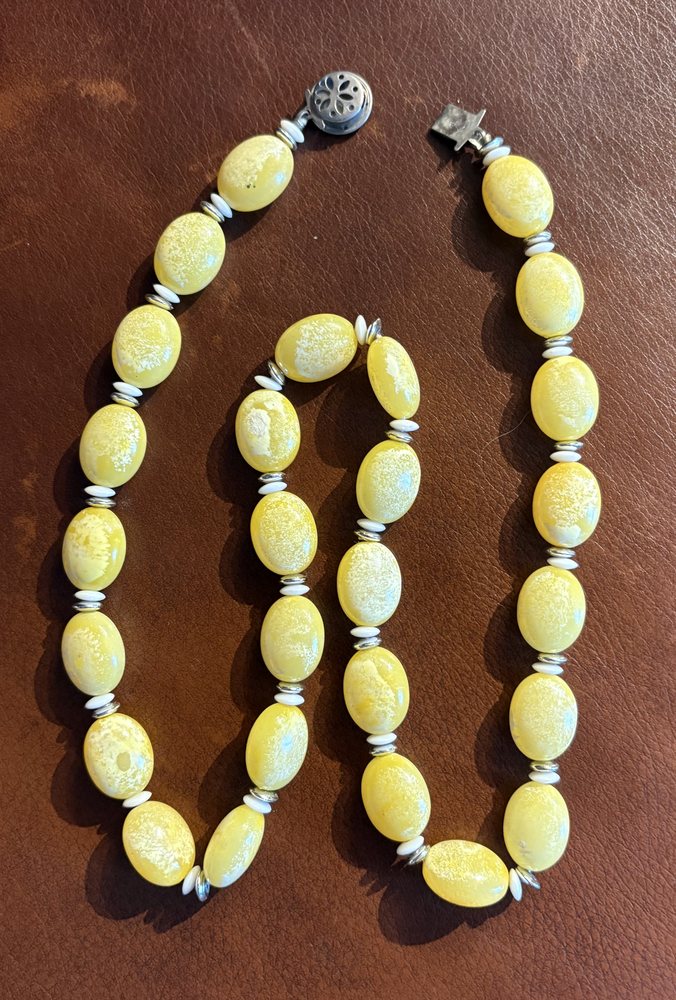 Collier « Mimosa » — longues perles de verre mouchetées