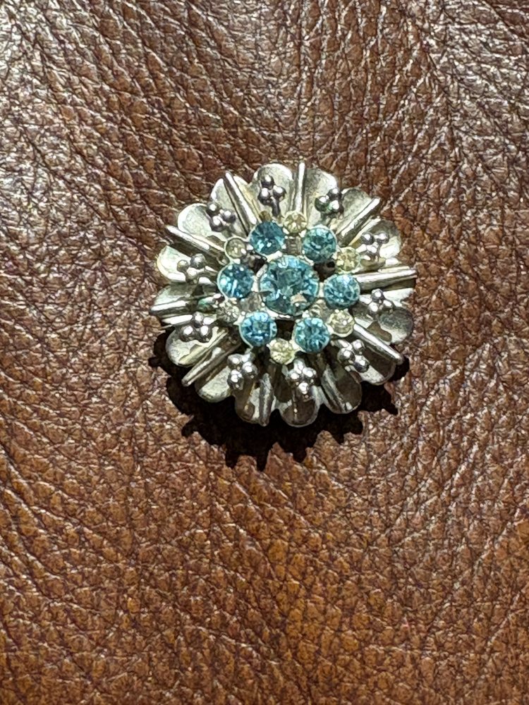 Broche « Étoile de givre » — cristaux bleu clair