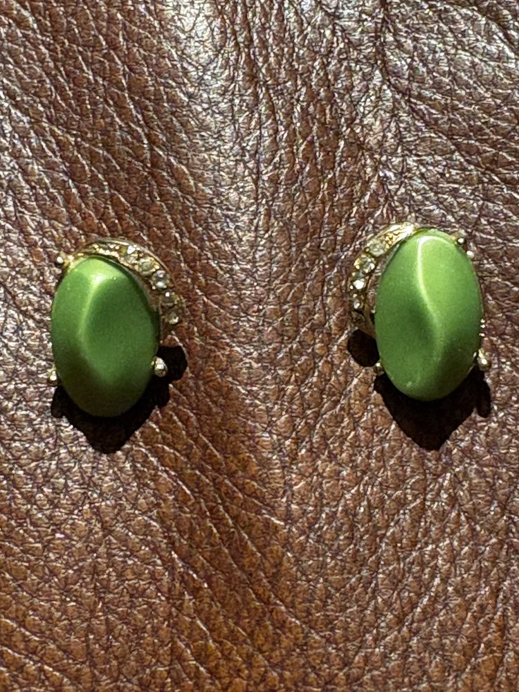 Boucles « Jade » — cabochons ovales cerclés de strass