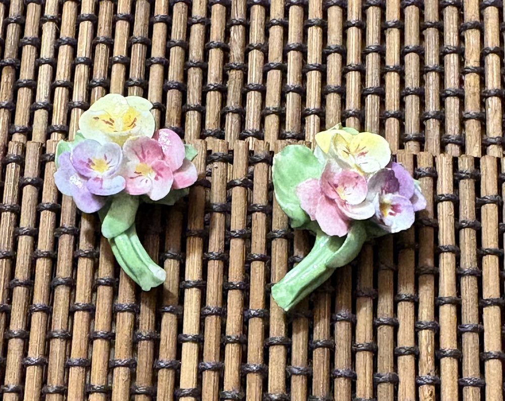 Boucles DENTON CHINA — bouquet de porcelaine anglaise, signées