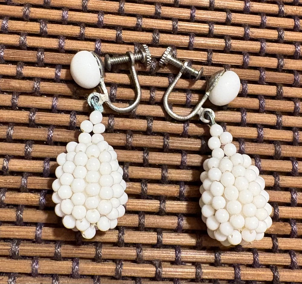 Boucles « Grappe de perles » — gouttes perlées, fermoir à vis