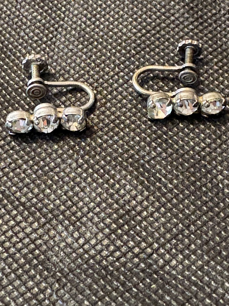 Boucles « Trois gouttes de rosée » — strass alignés, monture à vis
