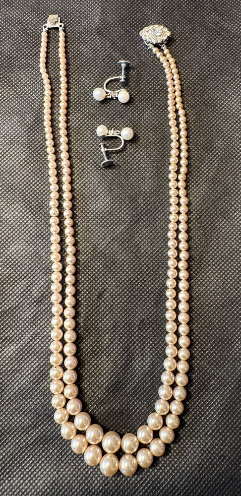Parure « Deux rangs » — perles et boucles assorties