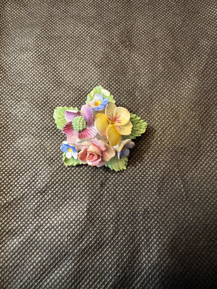 Broche DENTON CHINA — bouquet de porcelaine anglaise, signée
