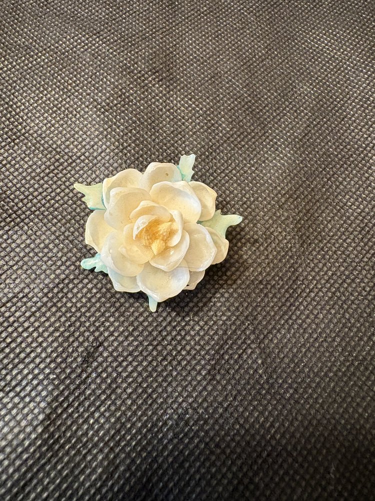 Broche « Rose d'ivoire » — porcelaine, une seule fleur