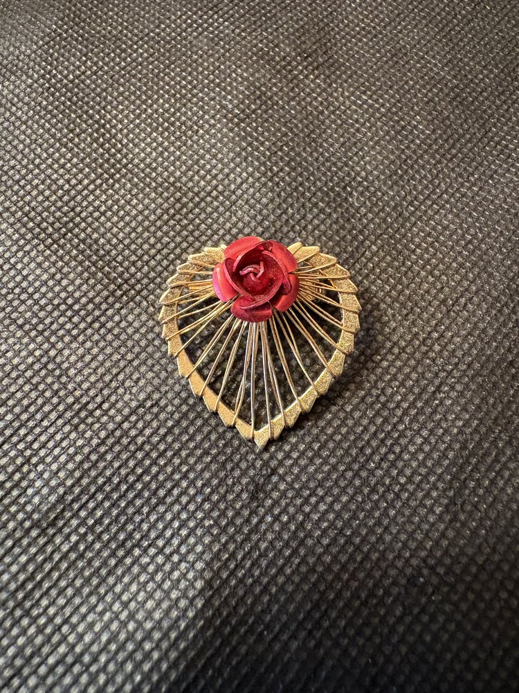 Broche « Cœur de filigrane » — éventail doré & rose de porcelaine