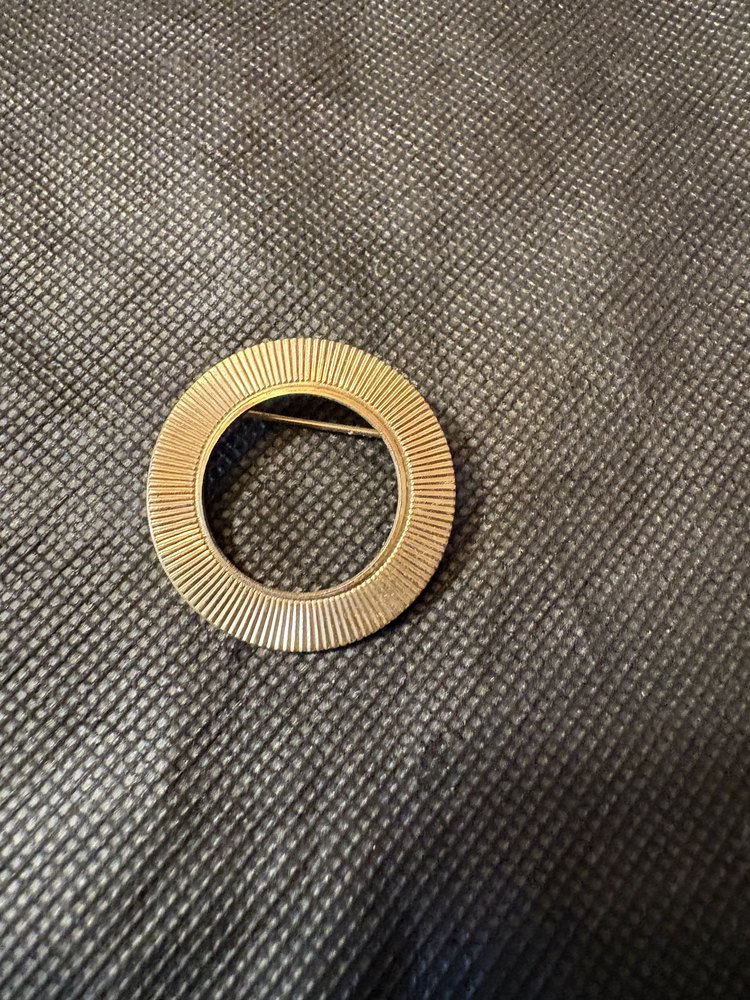Broche-anneau « Soleil » — or brossé rayonné