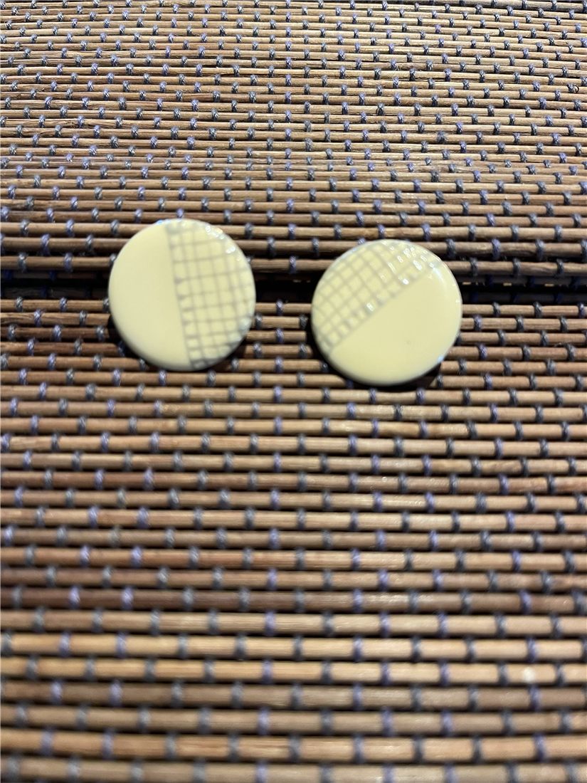Boucles « Ivoire » — bouton crème texturé