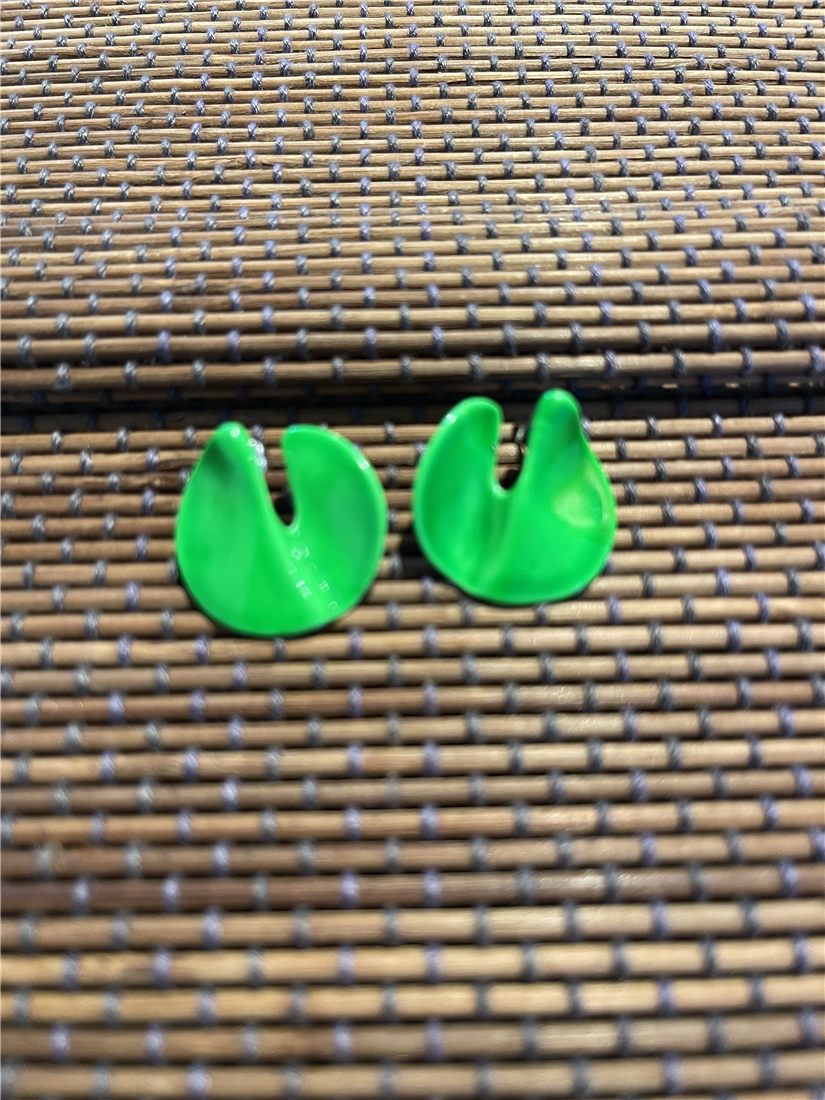 Boucles « Pousse » — émail vert tendre