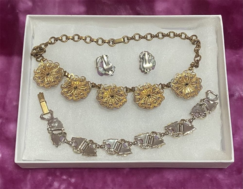 Collier « Fleurs d'or » — maillons floraux & boucles