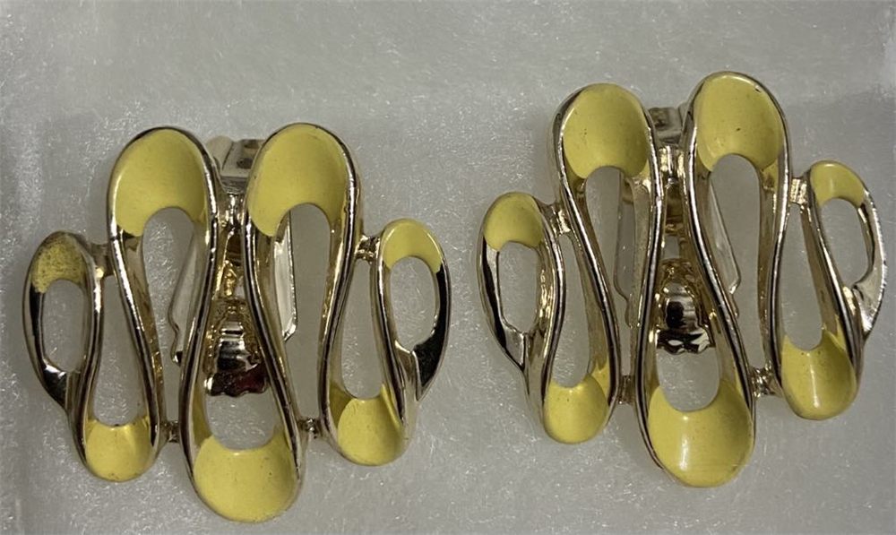 Boucles « Feuille de soleil » — émail jaune
