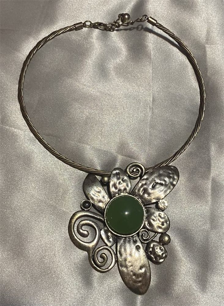 Collier artisan « Fleur de jade » — pièce sculpturale