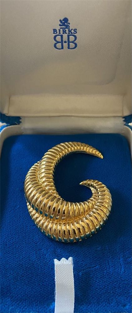 Broche « Volute » — or brossé