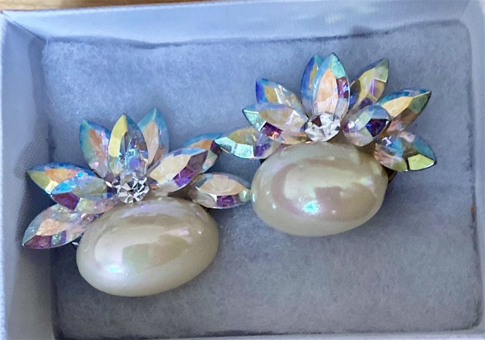 Boucles « Aurore » — cristaux irisés et perle
