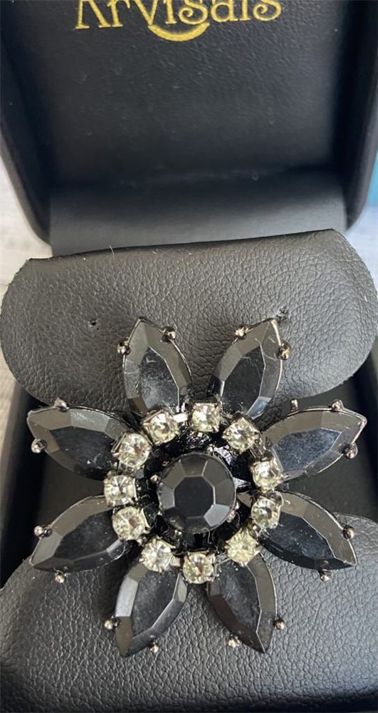 Broche « Fleur de jais » — navettes hématite