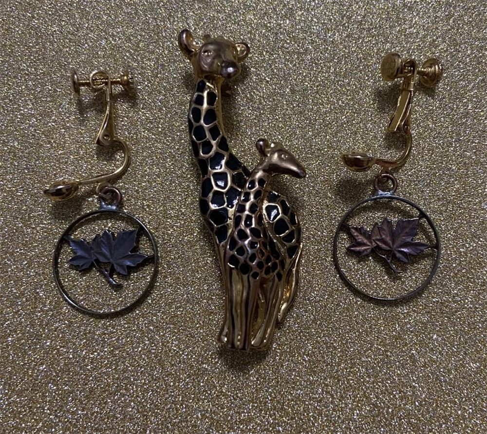 Demi-parure « Safari » — broche girafe & boucles intaille