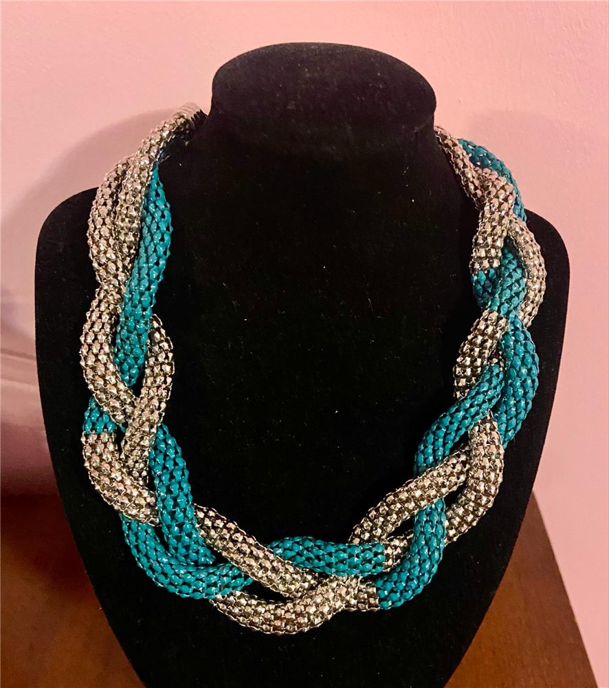 Collier « Torsade lagon » — maille turquoise & or