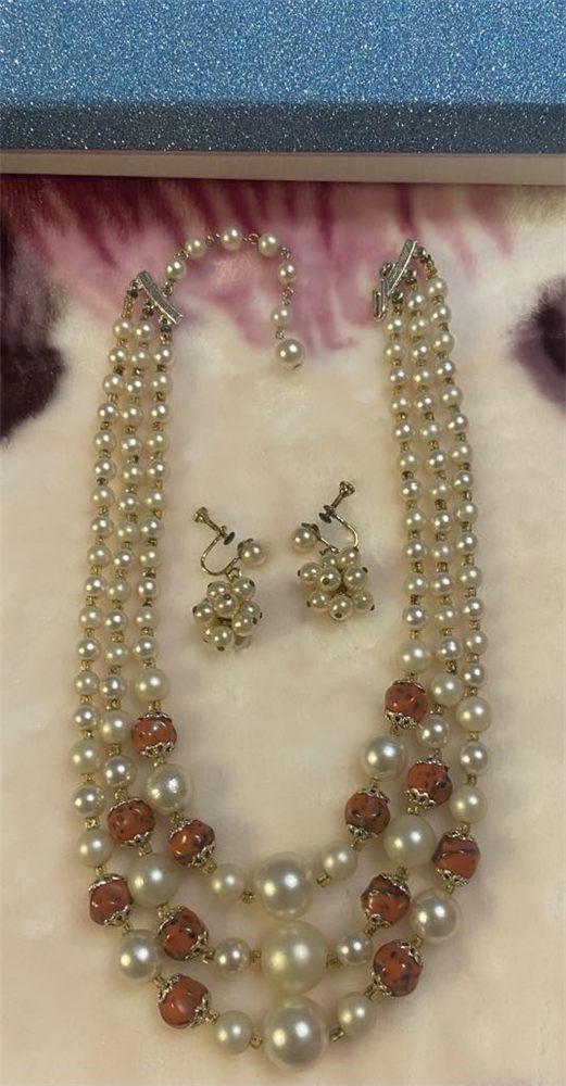Parure « Automne doré » — perles crème et corail + boucles