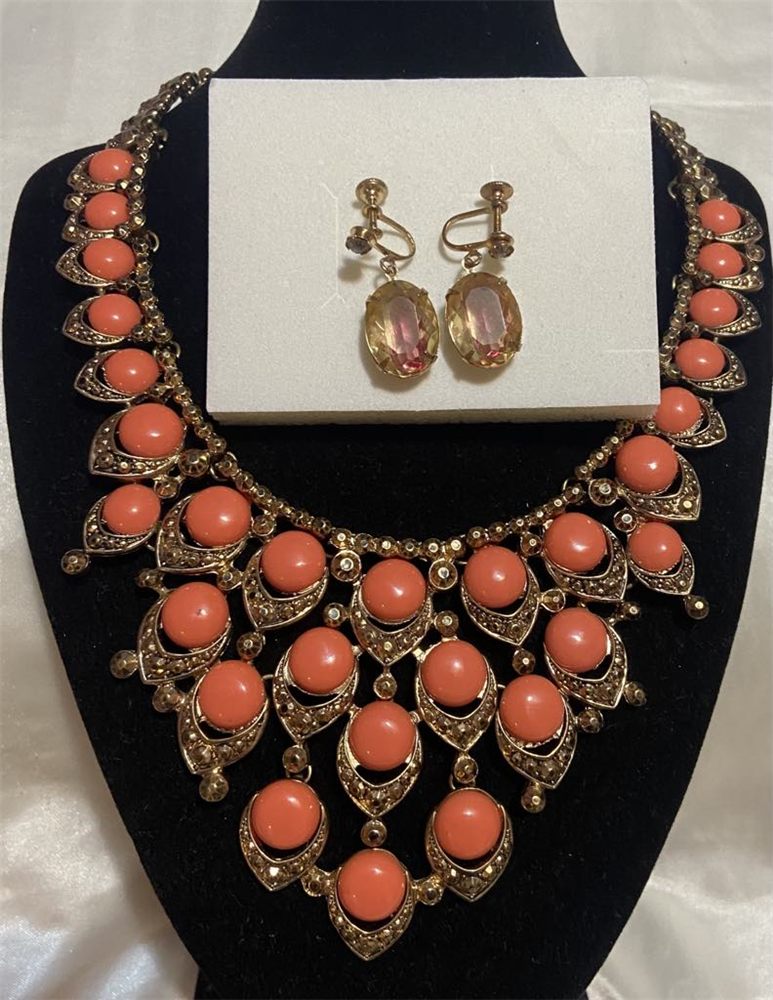 Collier plastron « Corail impérial » — & boucles
