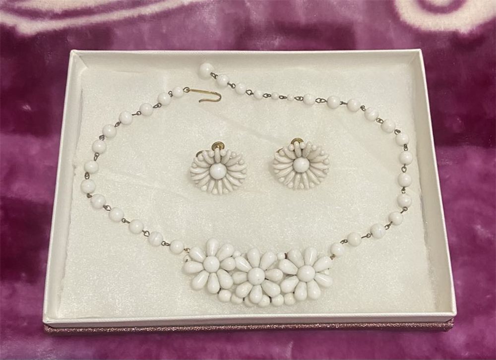 Parure « Marguerites de cristal » — collier & boucles