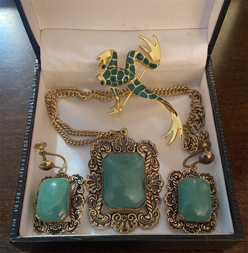 Parure « Émeraude & lézard » — cabochons verts & broche émaillée