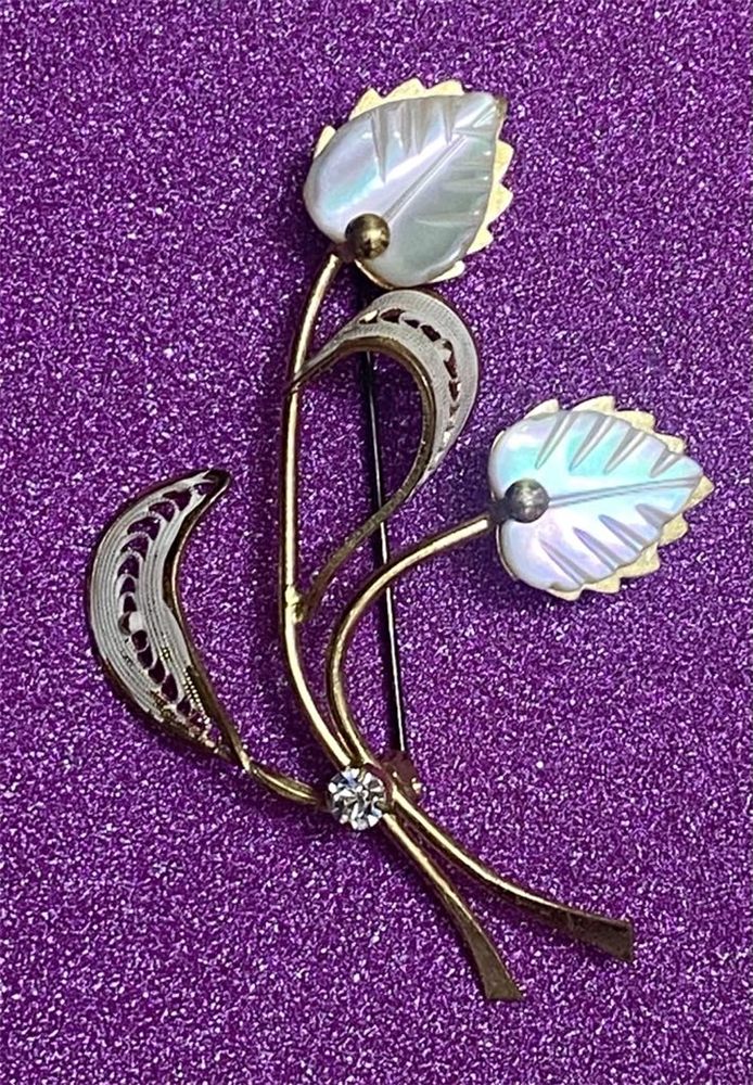 Broche « Fleur de nacre » — signée Continental