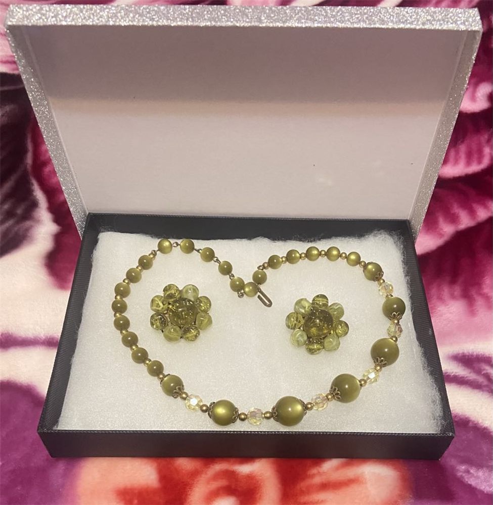 Parure « Feuillage vert » — collier & boucles