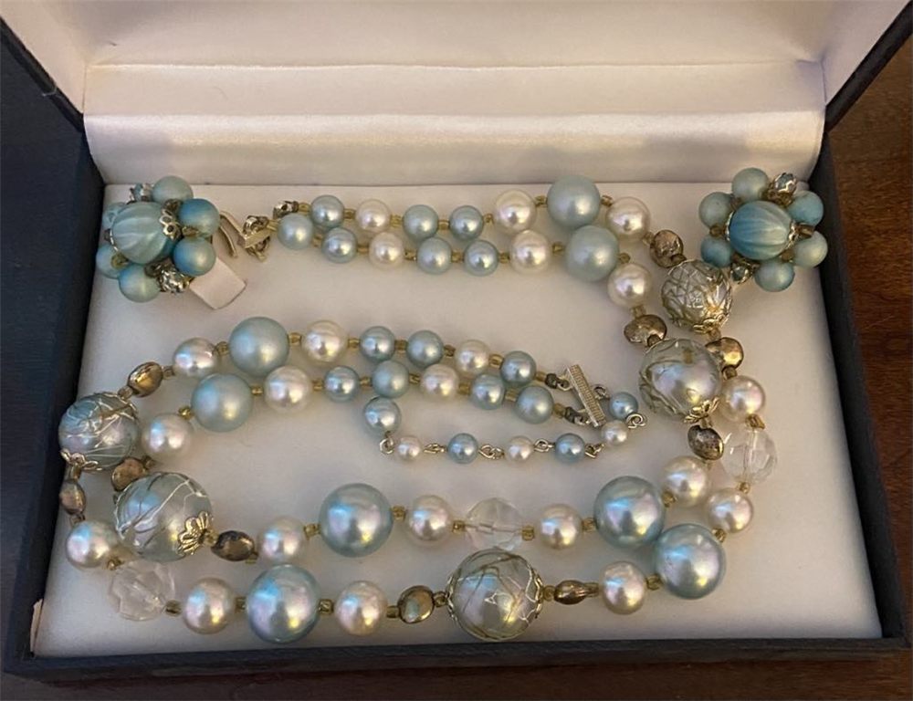 Collier « Perles de givre » — bleu-gris & cristal