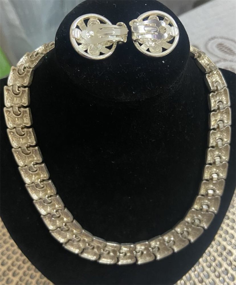 Parure « Maille d'argent » — collier souple & boucles fleur