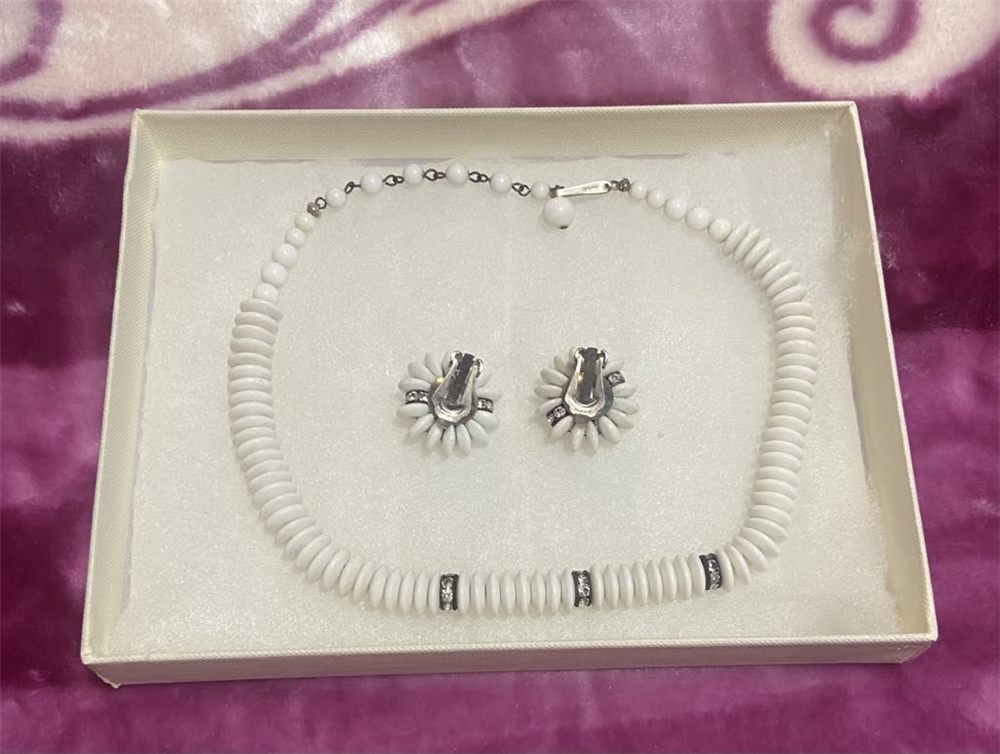 Collier « Étoile blanche » — perles & boucles strass